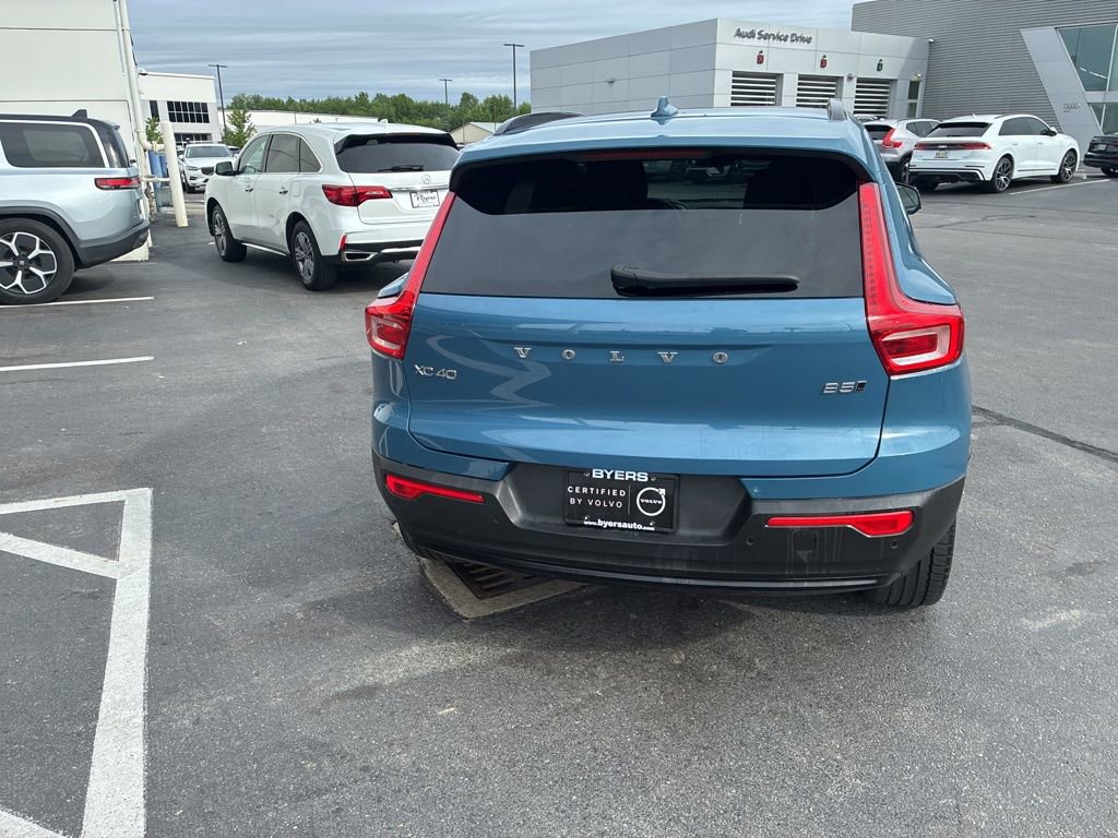 Used 2025 Volvo XC40 B5 Plus AWD/4WD image 4
