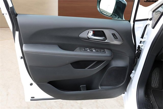 New 2026 Chrysler Pacifica Select image 10