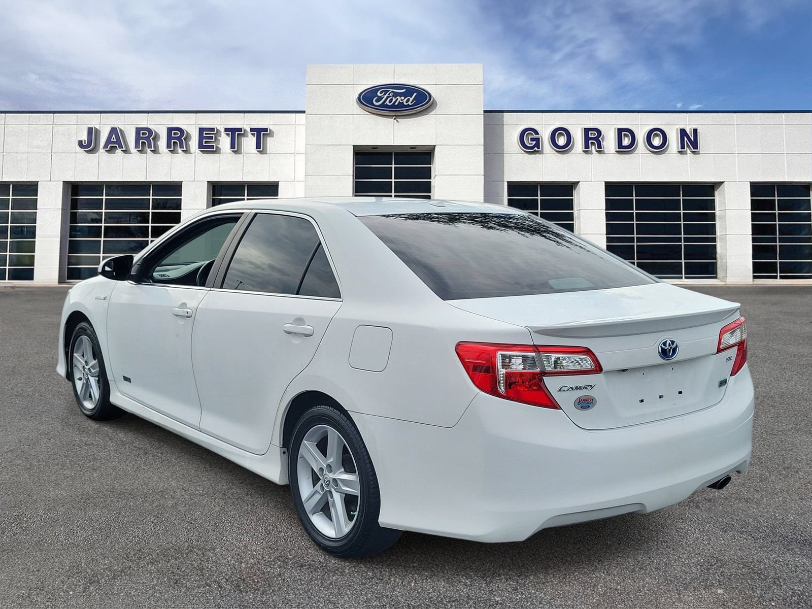 Used 2014 Toyota Camry SE w/ Moonroof Package FWD image 3