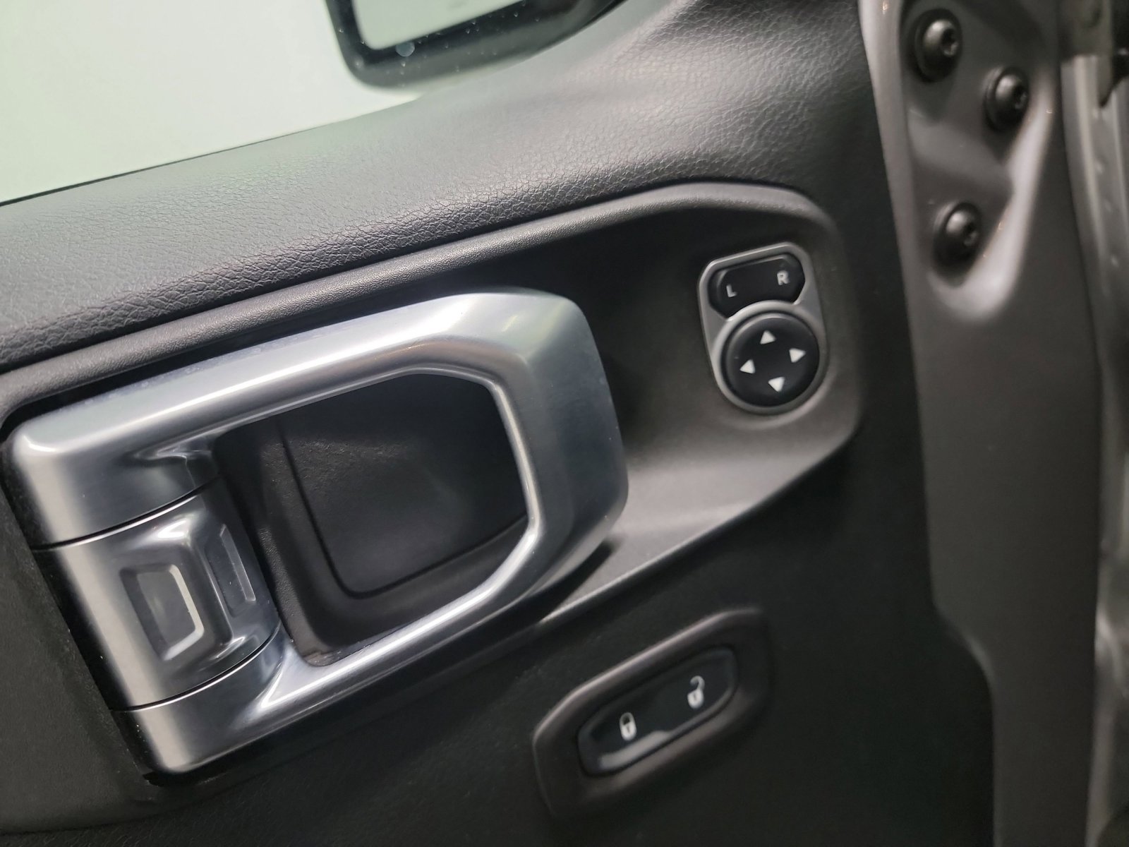 Used 2018 Jeep Wrangler Sport image 14