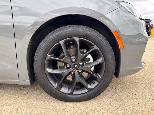 Used 2021 Chrysler Pacifica Touring w/ S Appearance Package FWD image 9