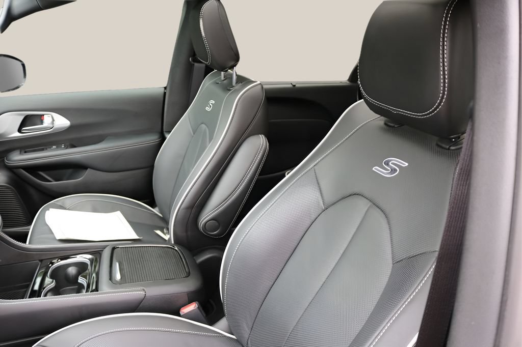 Used 2025 Chrysler Pacifica Limited FWD image 15