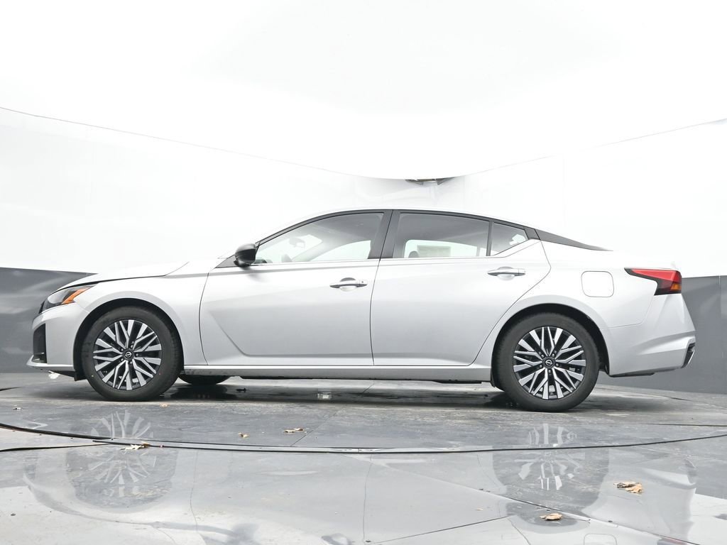 Used 2024 Nissan Altima 2.5 SV FWD image 44