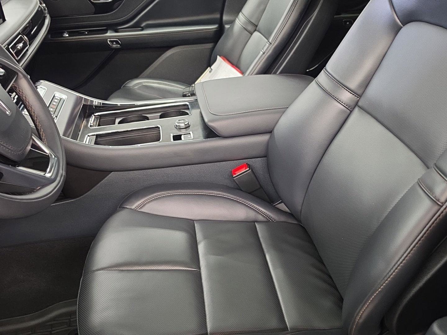 Used 2025 Lincoln Aviator AWD w/ Jet Appearance Package image 6