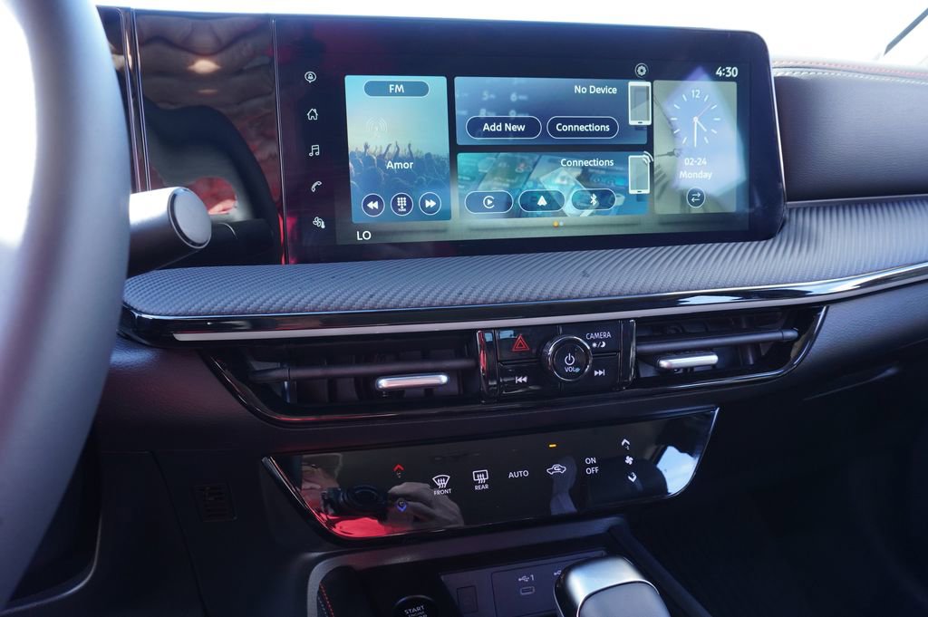 Certified 2025 Nissan Kicks SR FWD image 19