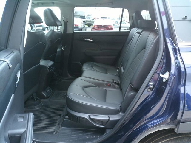 Used 2022 Toyota Highlander XLE AWD/4WD image 25