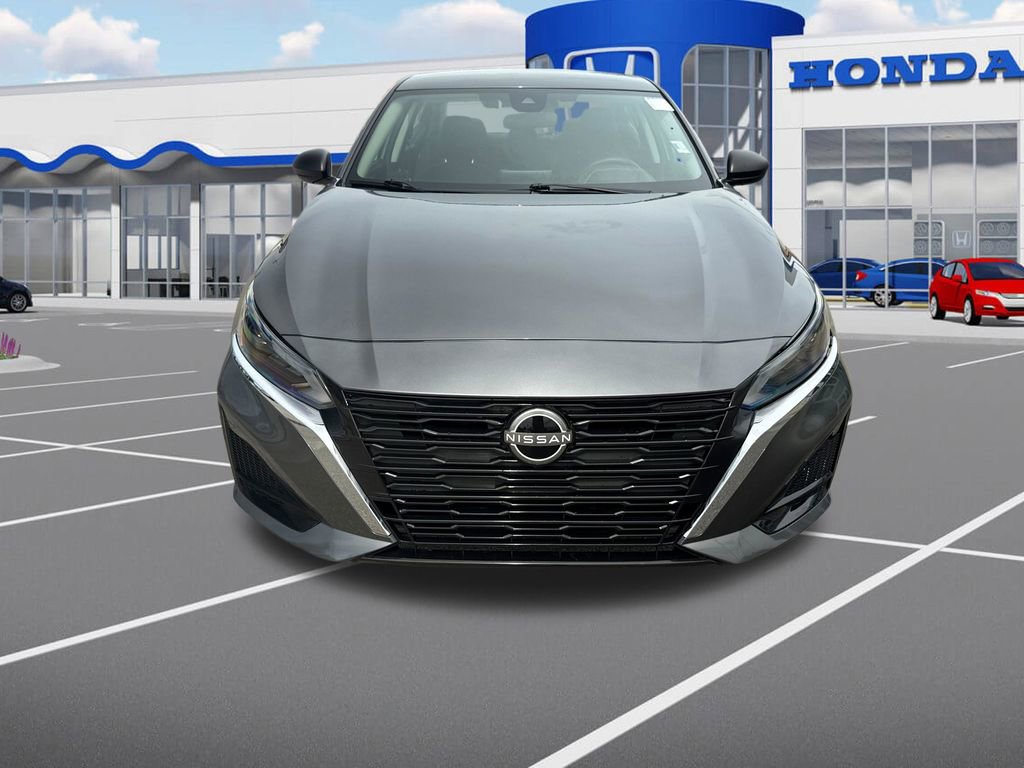 Used 2024 Nissan Altima 2.5 SV image 2