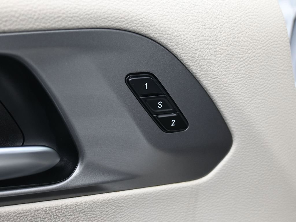 Used 2023 Chrysler Pacifica Touring-L image 17