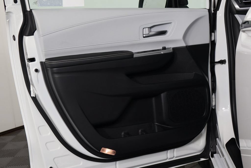 Used 2026 Toyota Sienna XSE FWD image 13