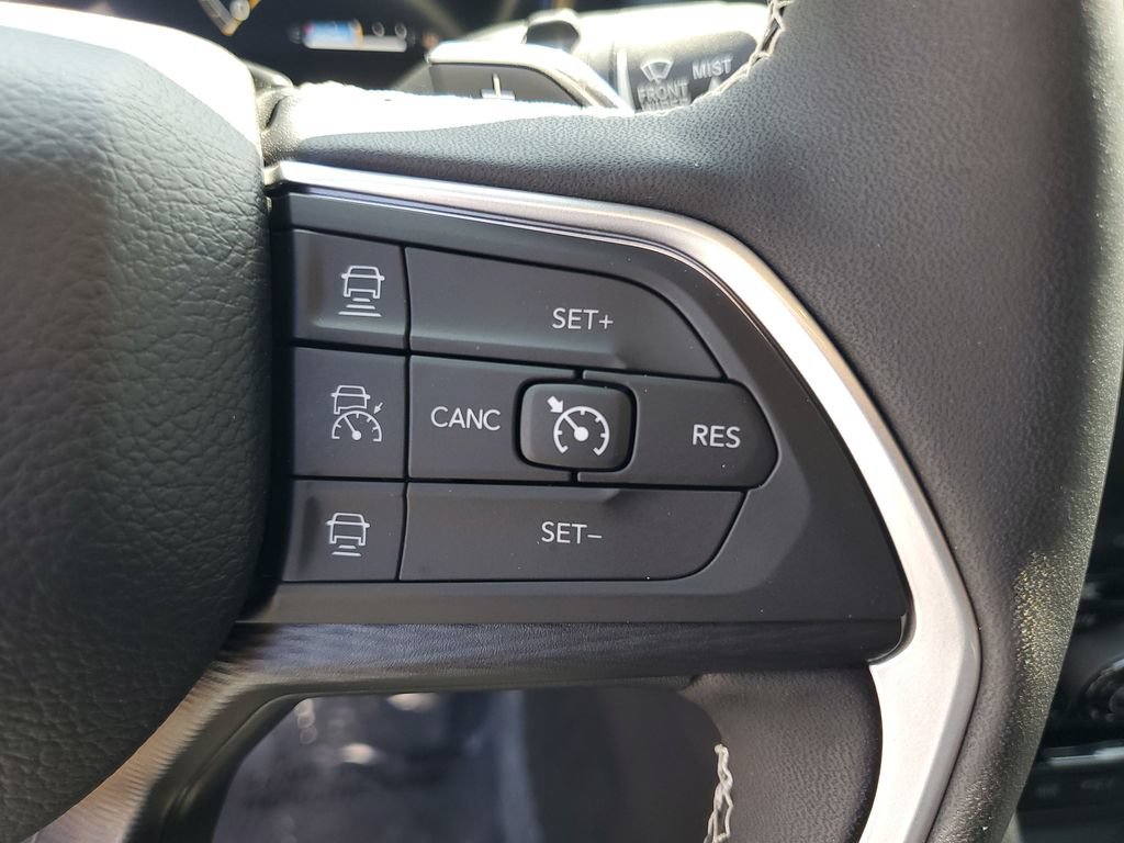 Used 2025 Jeep Grand Cherokee Laredo X w/ Luxury Tech Group I AWD/4WD image 13