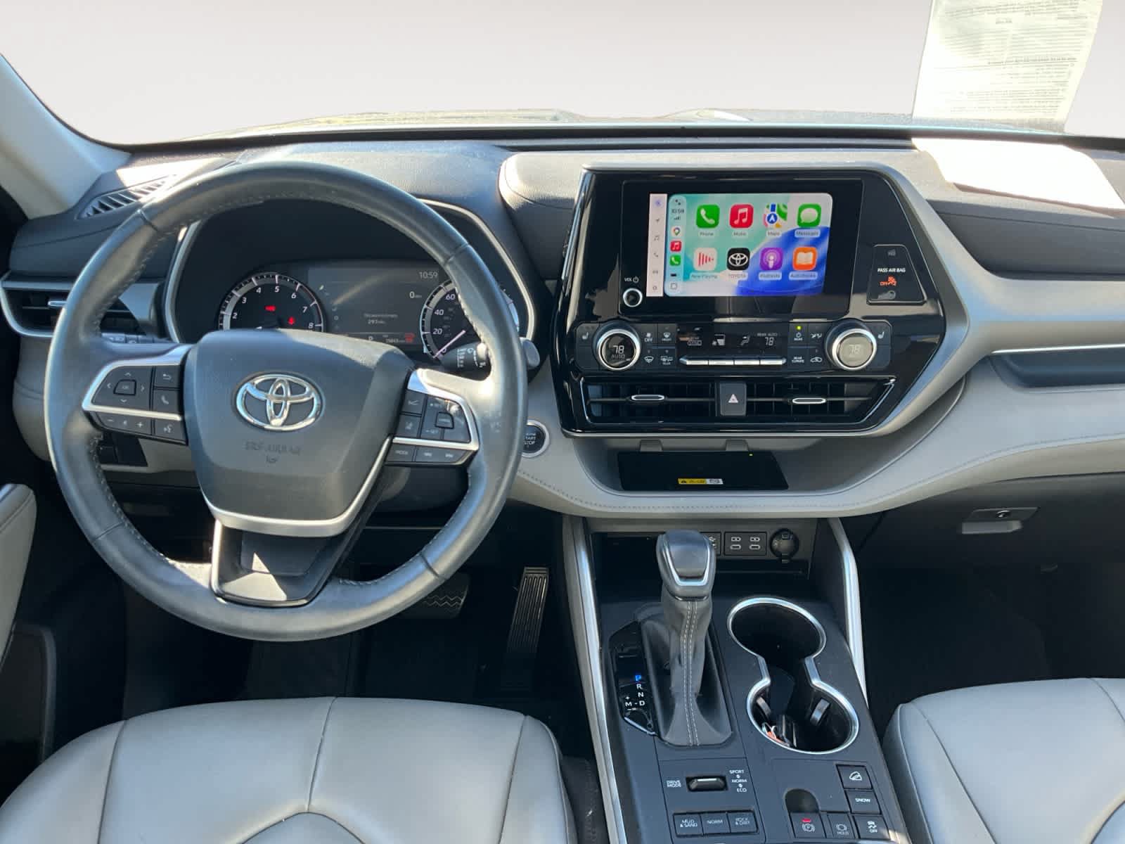 Used 2024 Toyota Highlander XLE AWD/4WD image 10