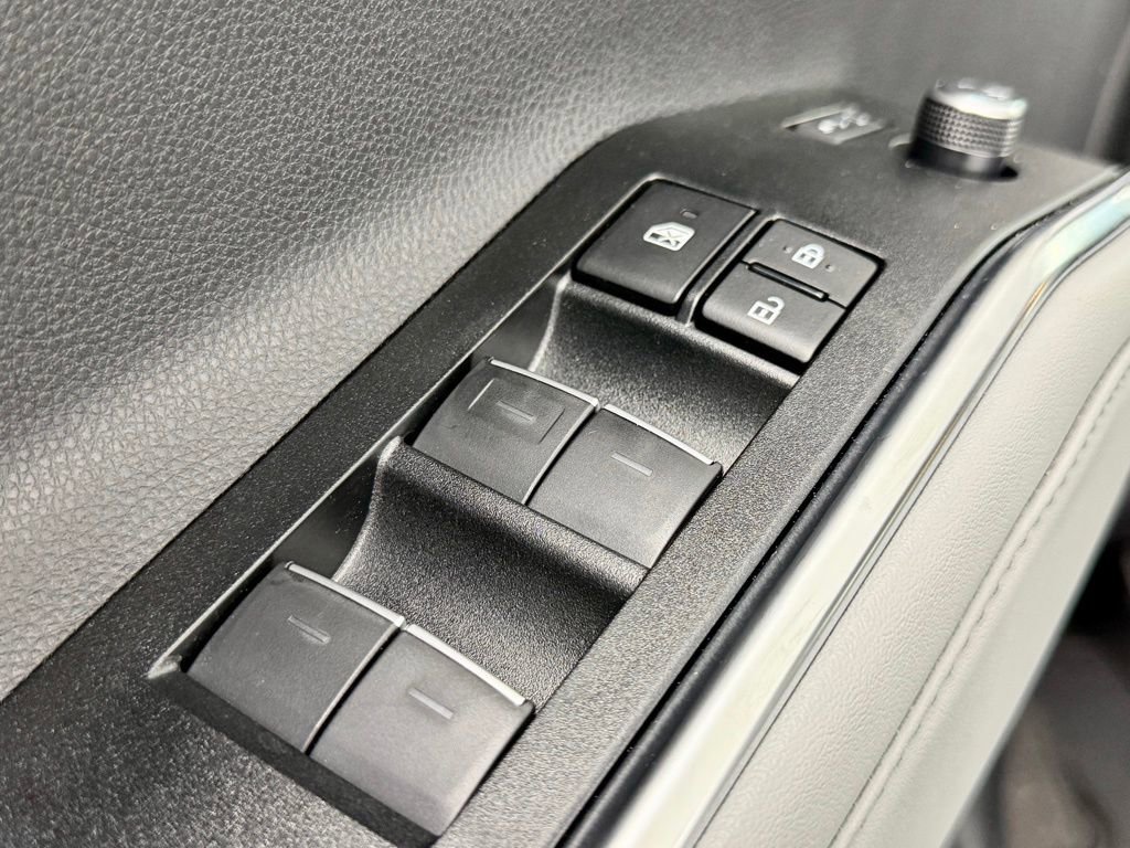 Used 2026 Toyota Highlander Platinum image 18