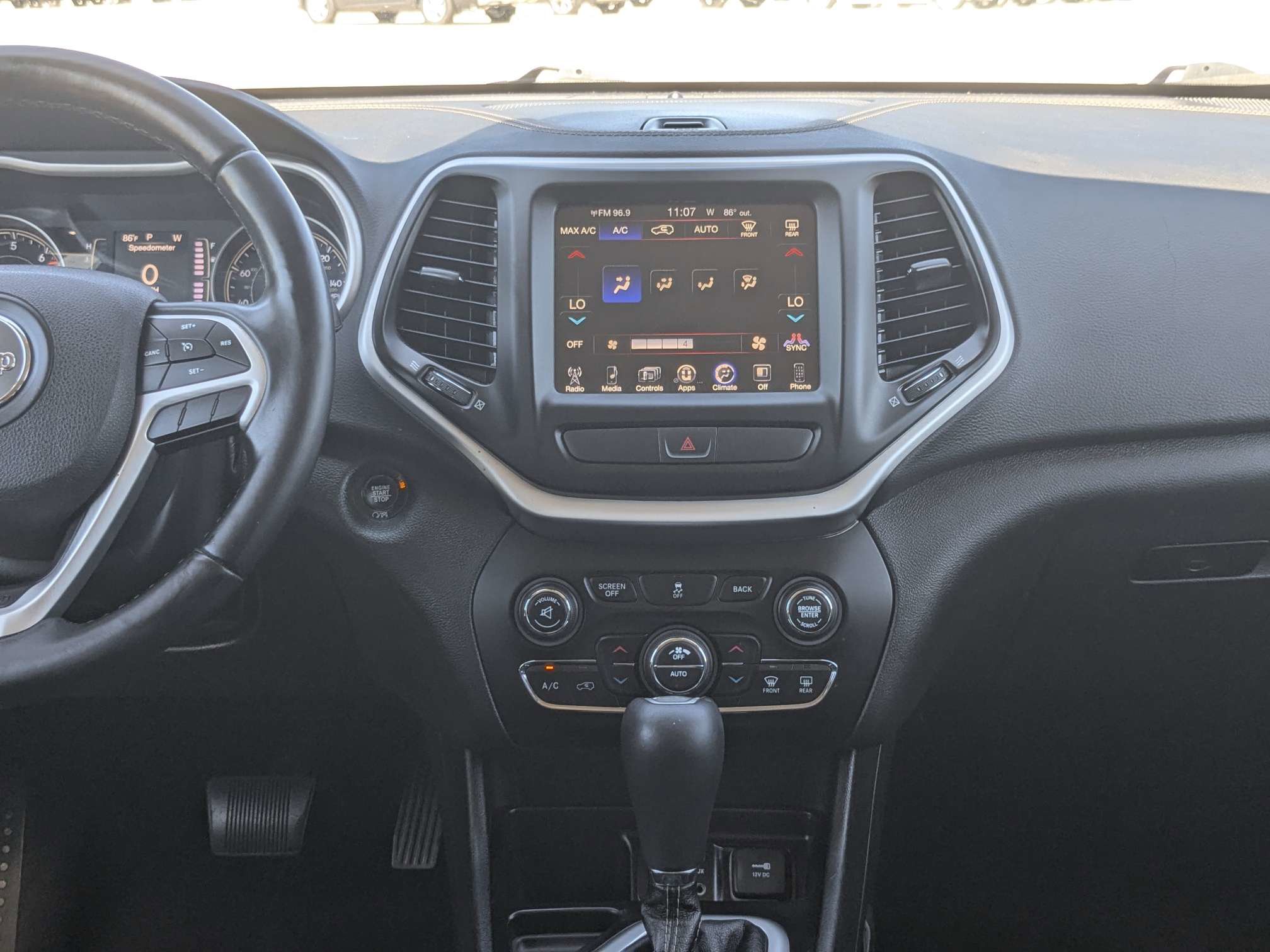 Used 2018 Jeep Cherokee Latitude Plus w/ Comfort/Convenience Group FWD image 21