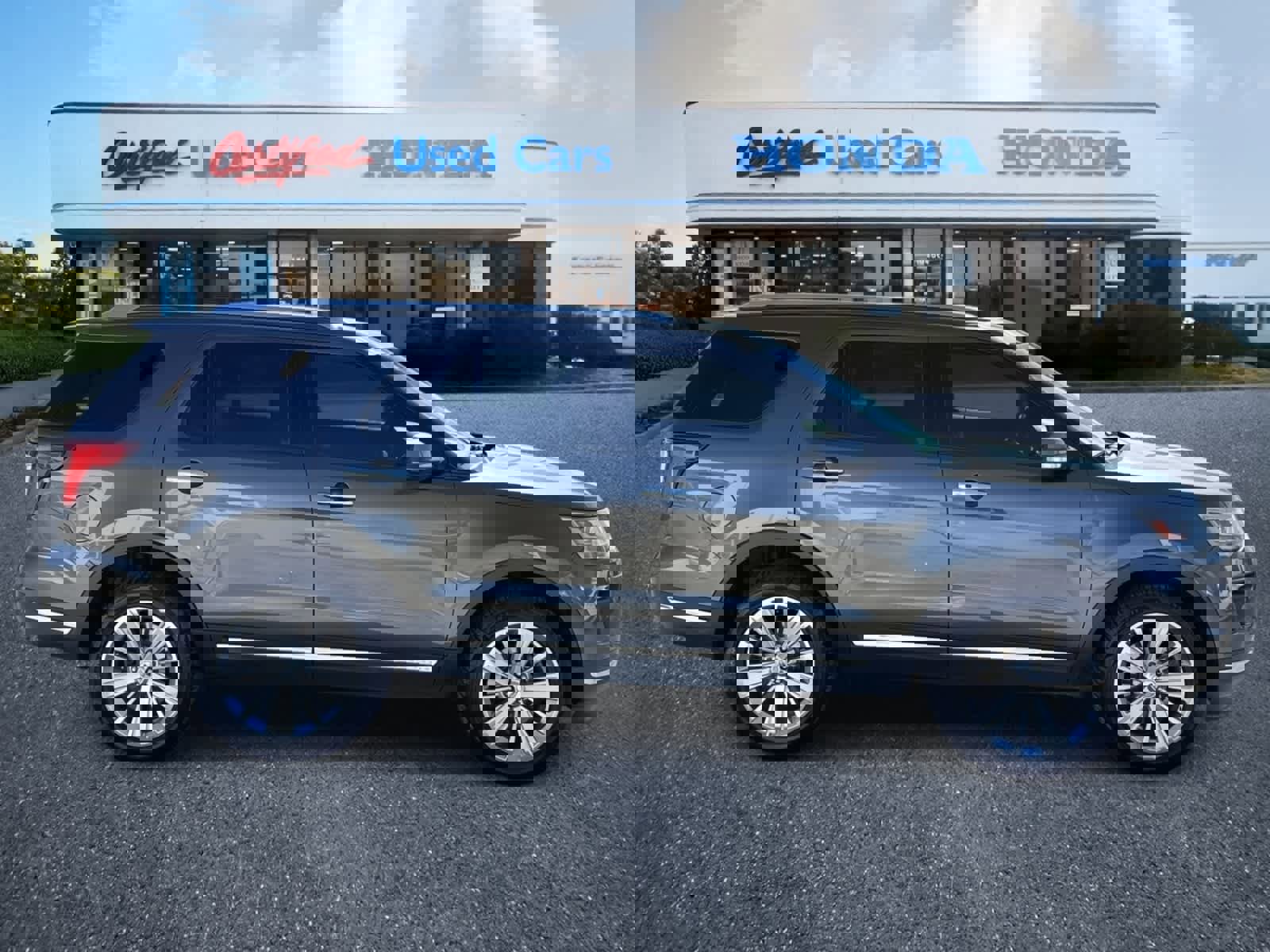 Used 2019 Ford Explorer Limited w/ Class III Trailer Tow Package image 6