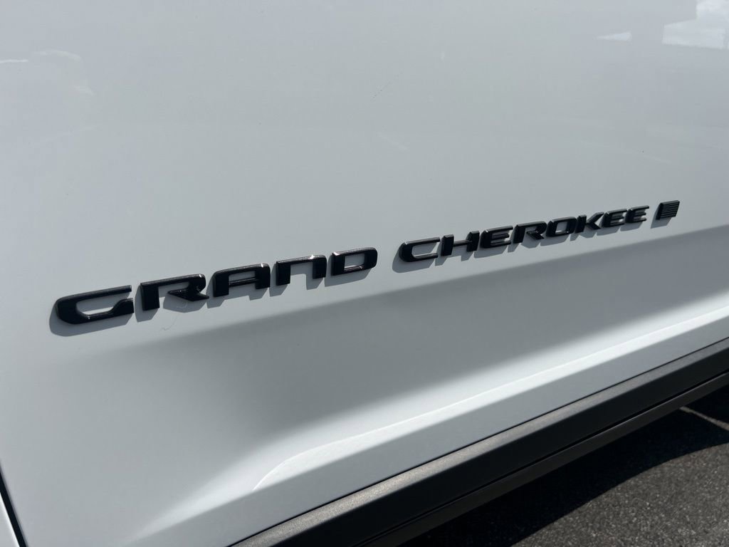 New 2025 Jeep Grand Cherokee Laredo image 17