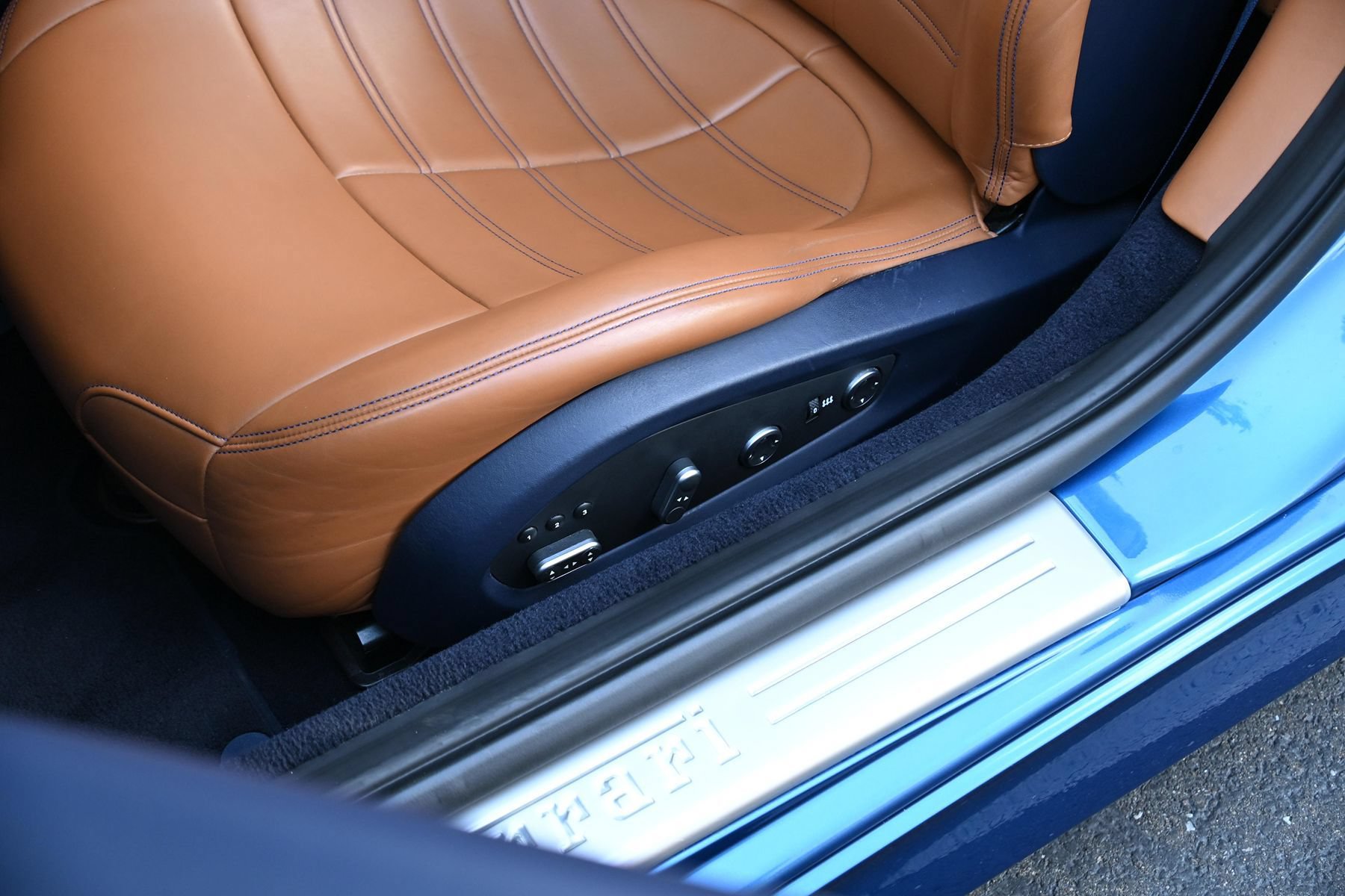 Used 2015 Ferrari California T RWD image 42