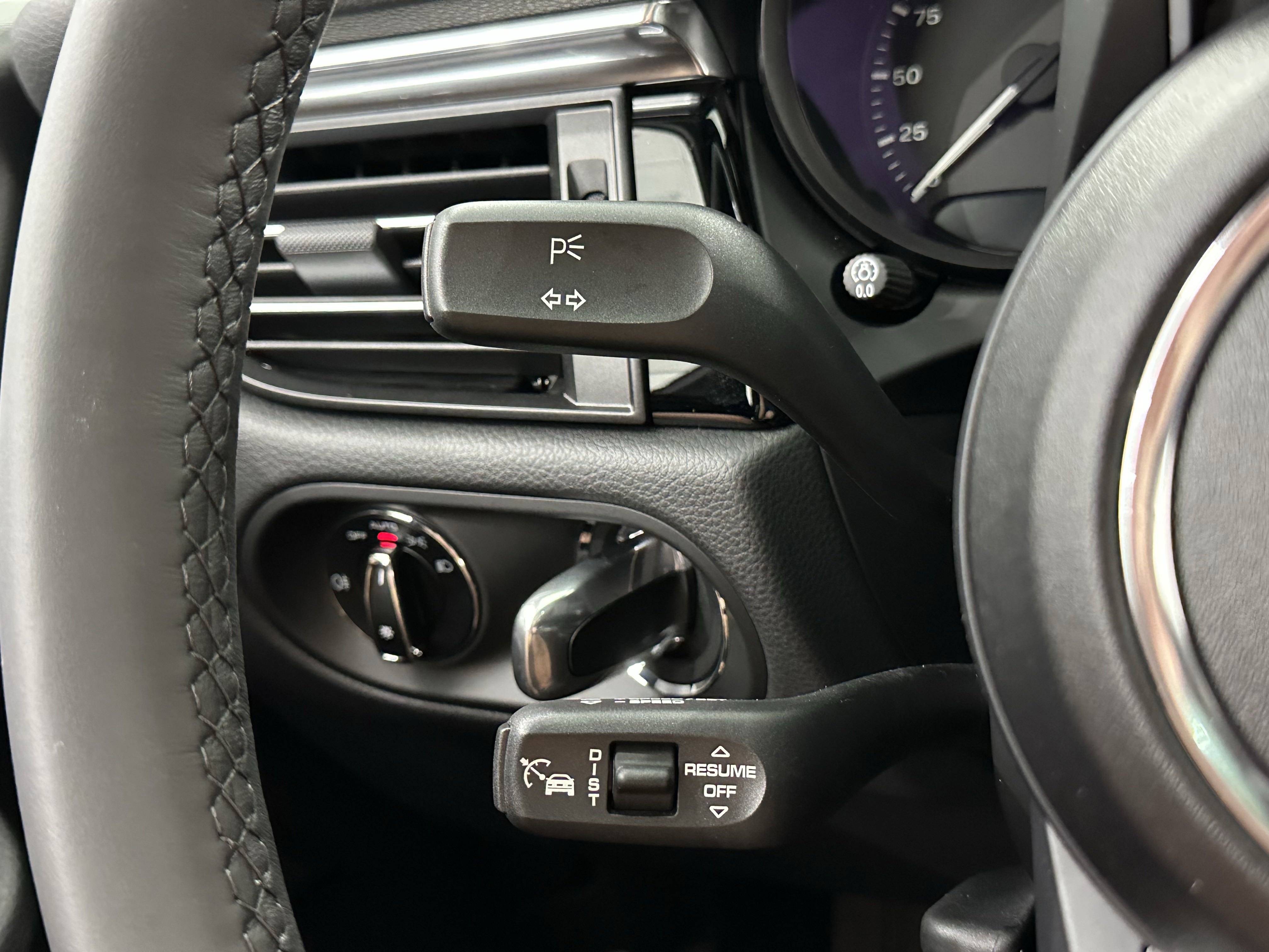 Certified 2025 Porsche Macan image 46