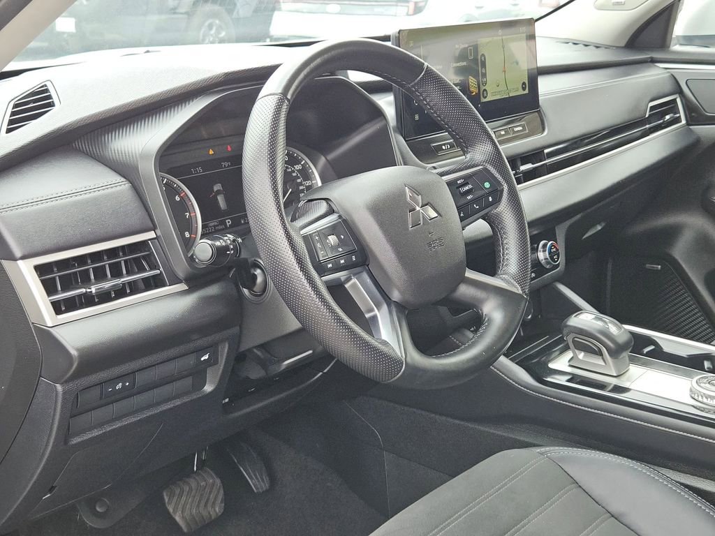 Used 2025 Mitsubishi Outlander SE FWD image 5