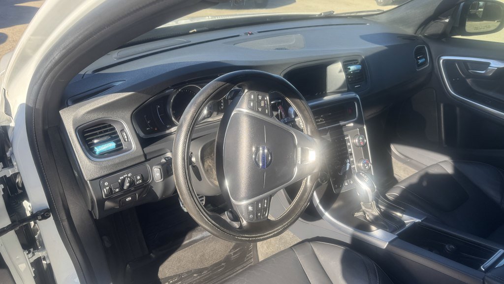 Used 2017 Volvo V60 T6 R-Design Platinum w/ Climate Package image 15