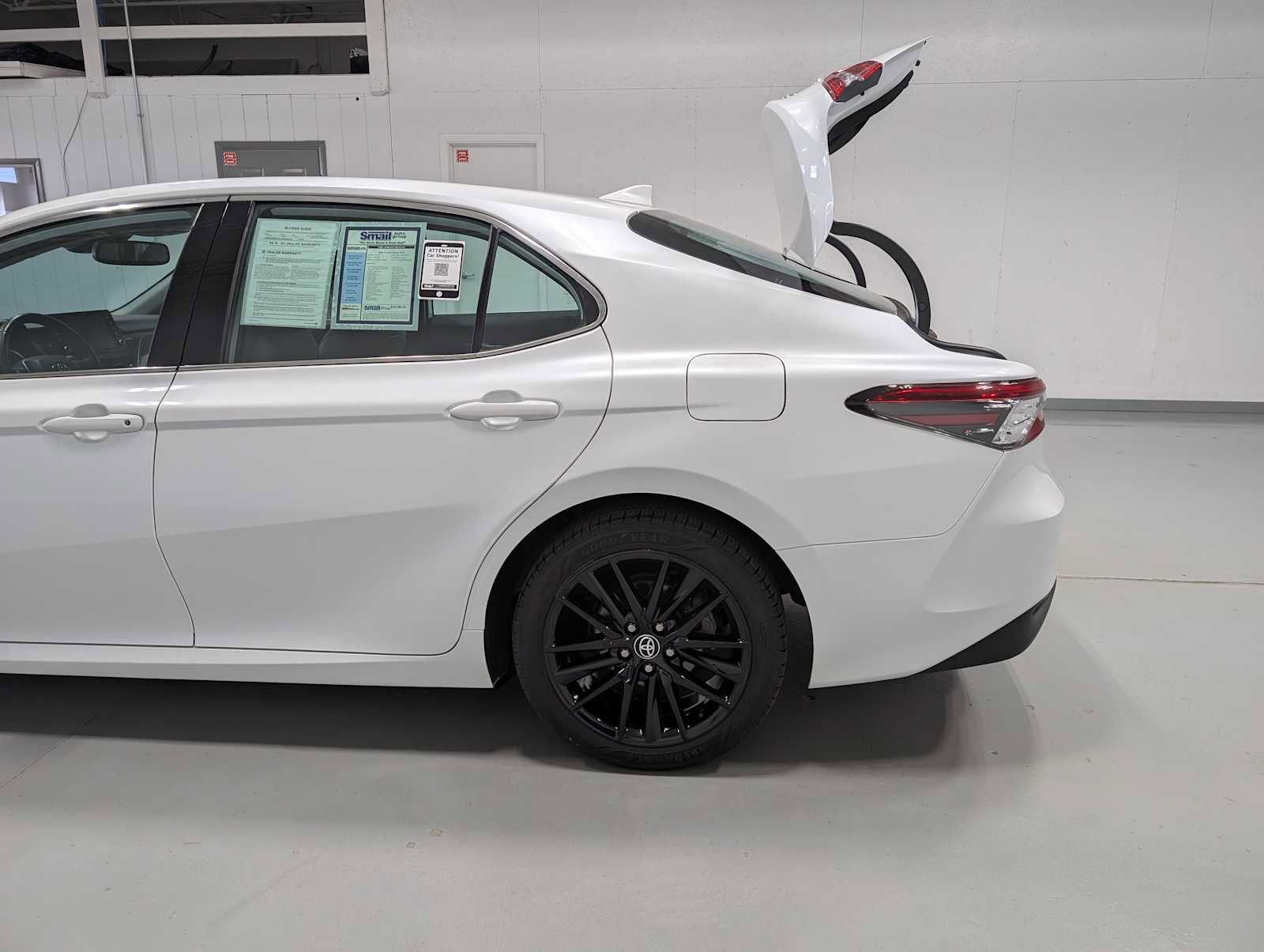 Used 2021 Toyota Camry XLE FWD image 9
