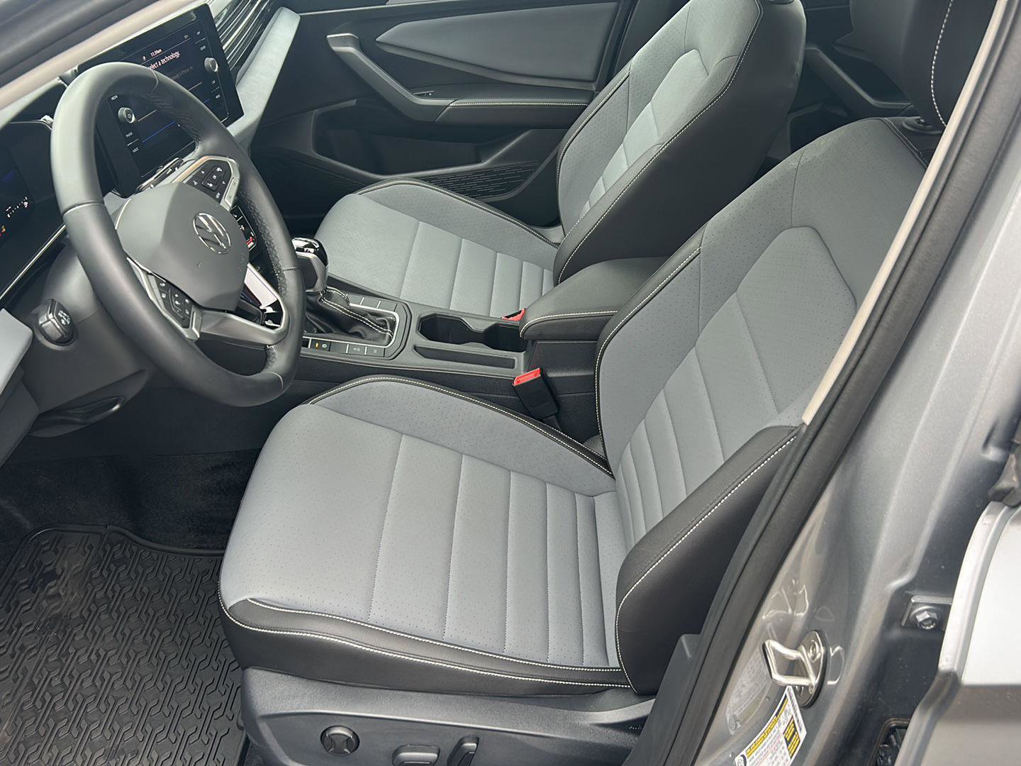 Used 2025 Volkswagen Jetta SE w/ Sunroof Package image 8