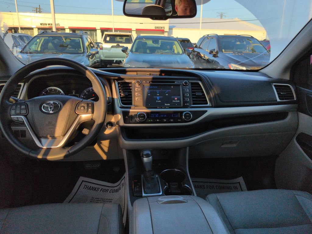Used 2016 Toyota Highlander XLE AWD/4WD image 12