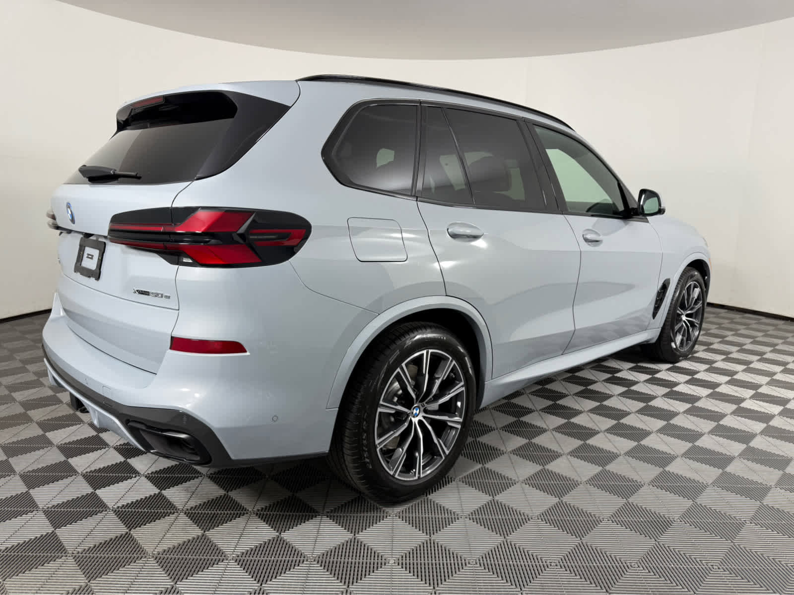 New 2026 BMW X5 xDrive50e w/ M Sport Package image 4