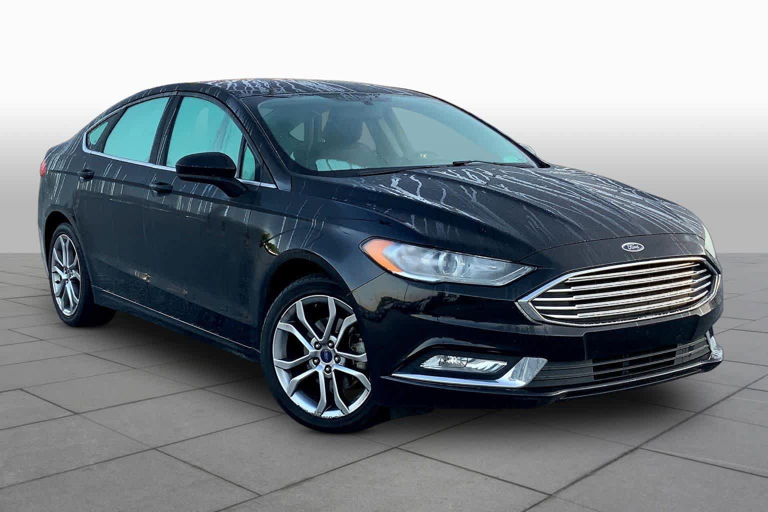 Used 2017 Ford Fusion SE w/ Equipment Group 201A image 3