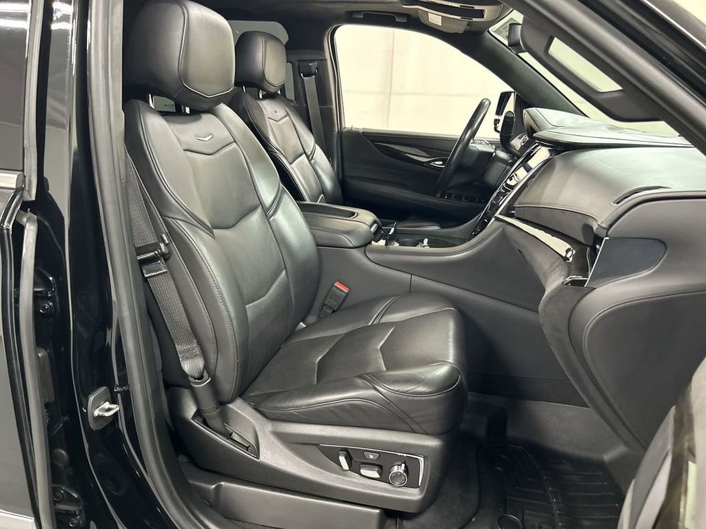 Used 2020 Cadillac Escalade Platinum AWD/4WD image 24