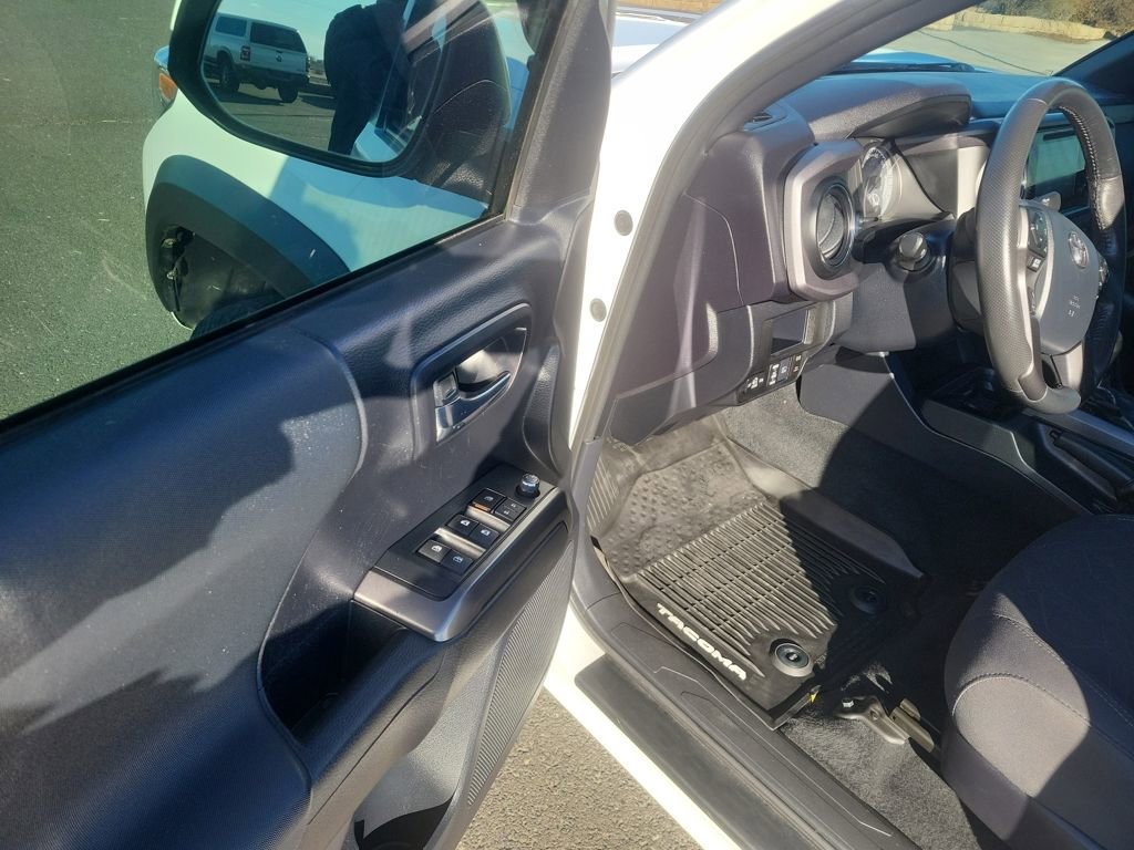 Used 2018 Toyota Tacoma TRD Off-Road image 12