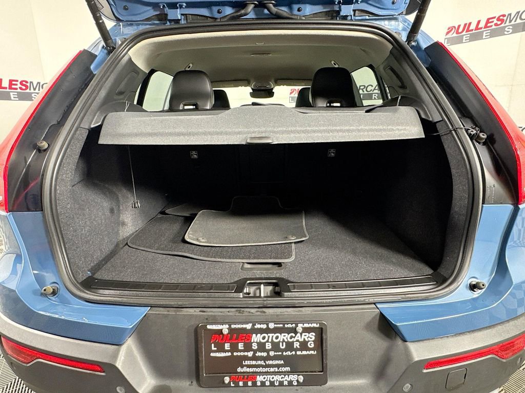 Used 2023 Volvo XC40 B5 Core w/ Convenience Package image 26