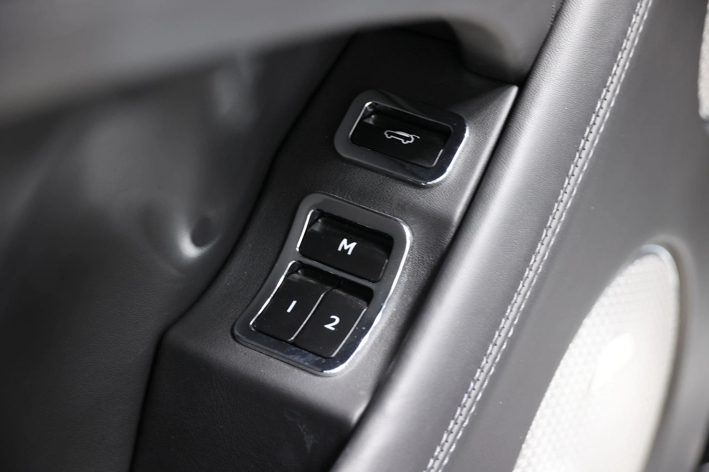 Used 2020 Bentley Bentayga Plug-In Hybrid AWD/4WD image 13