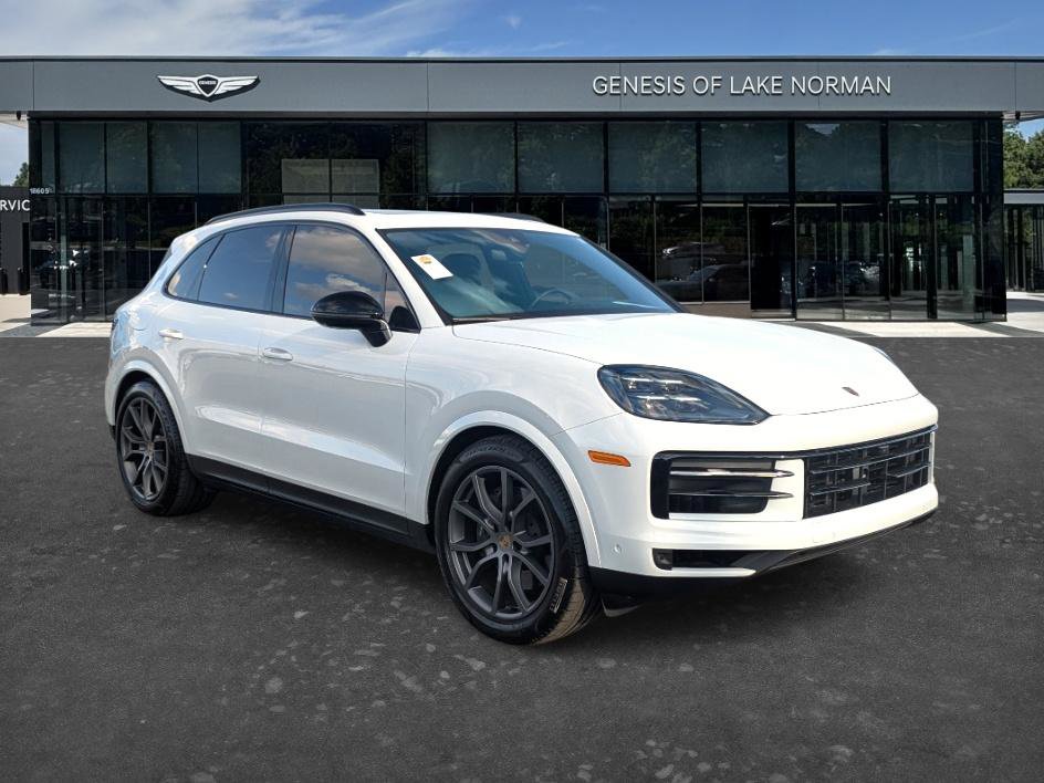 Used 2024 Porsche Cayenne AWD/4WD image 3