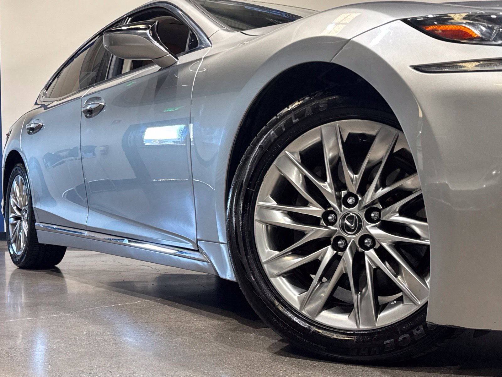 Used 2018 Lexus LS 500 w/ Accessory Package (Z2) RWD image 3