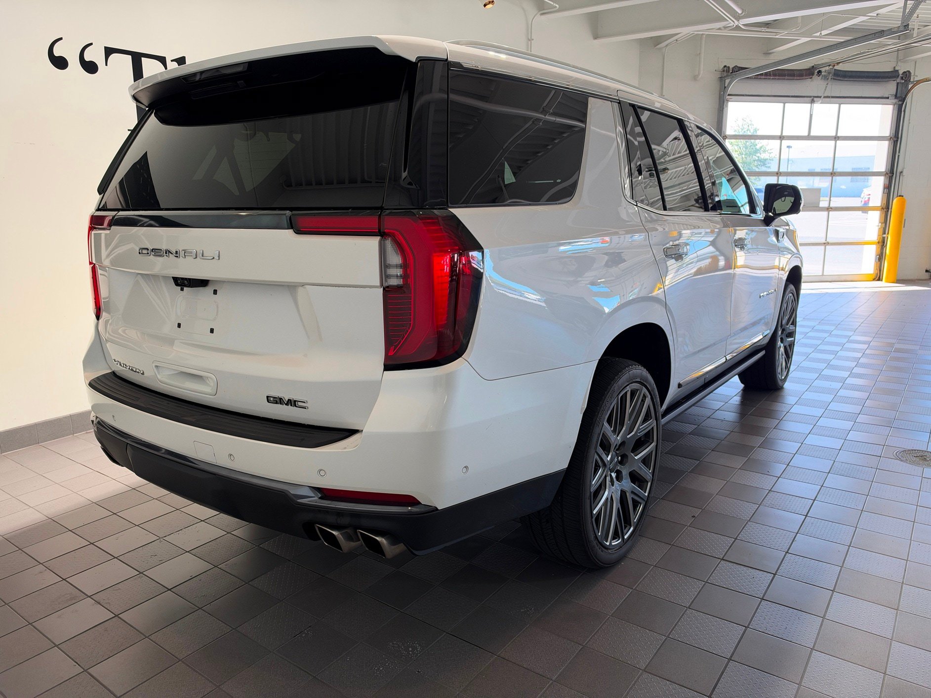 Used 2025 GMC Yukon Denali Ultimate AWD/4WD image 4