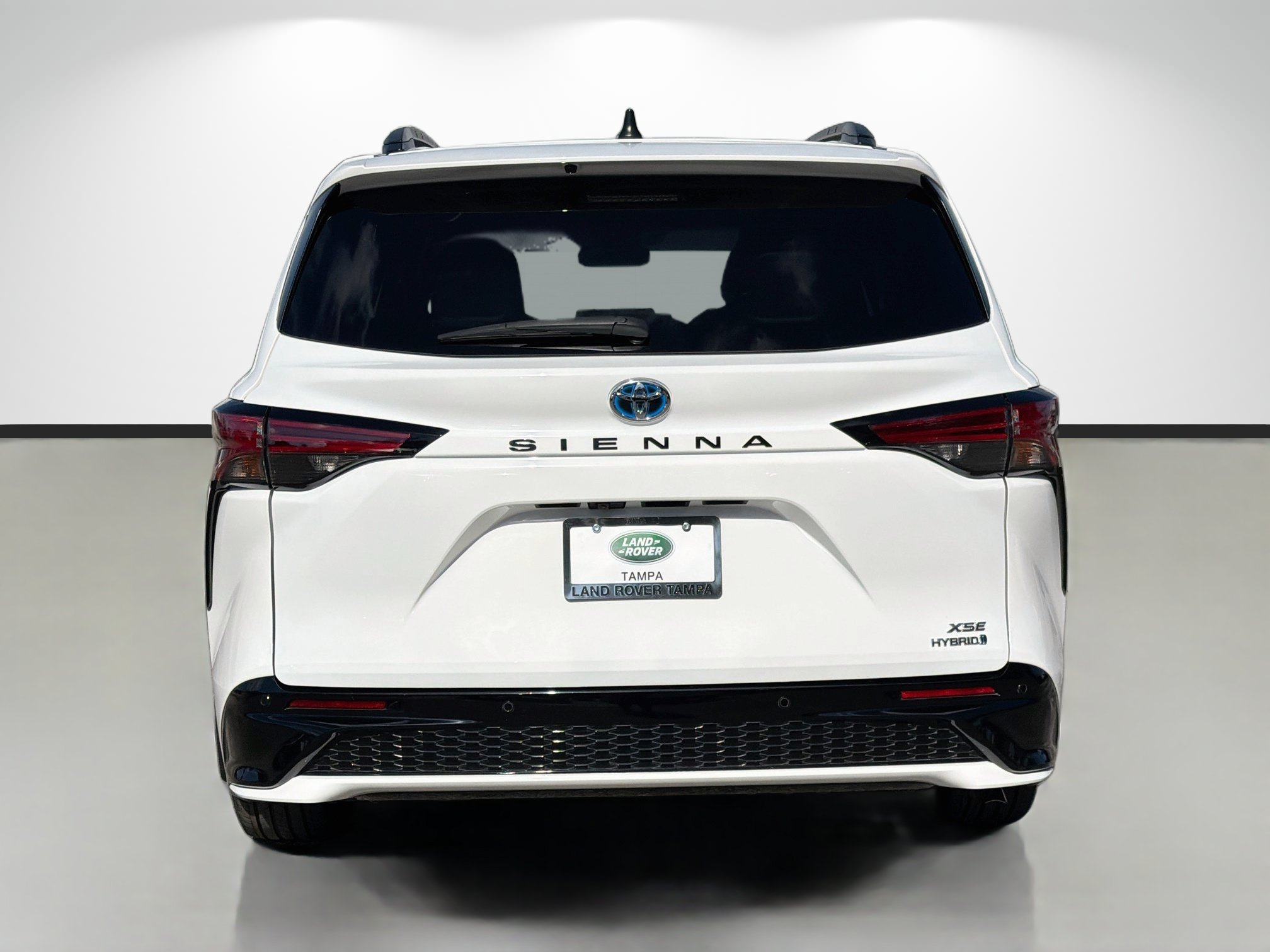 Used 2024 Toyota Sienna XSE w/ XSE Plus Package FWD image 4