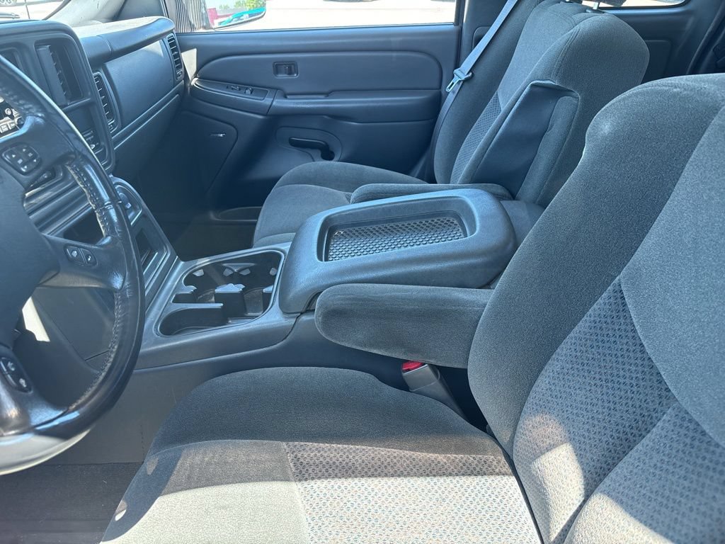 Used 2004 Chevrolet Silverado 2500 LS w/ Heavy-Duty Power Package AWD/4WD image 9