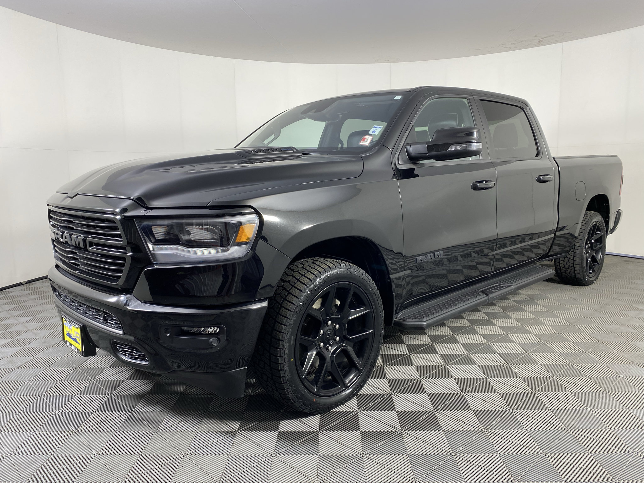 Used 2023 RAM 1500 Laramie AWD/4WD image 4