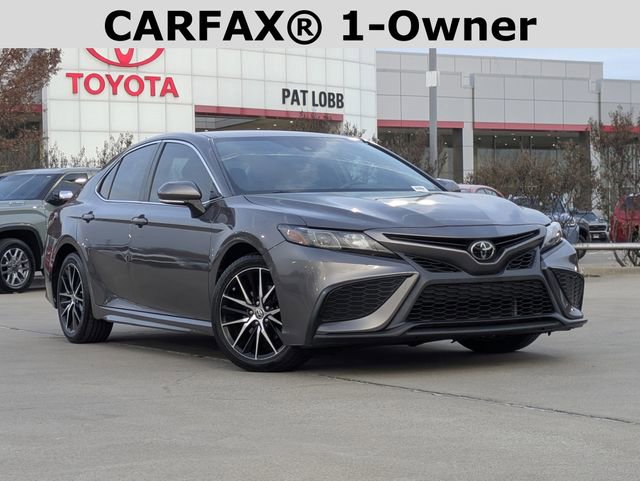 Used 2022 Toyota Camry SE image 2
