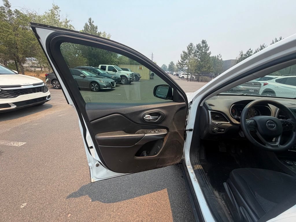 Used 2019 Jeep Cherokee Latitude w/ Popular Appearance Group AWD/4WD image 18