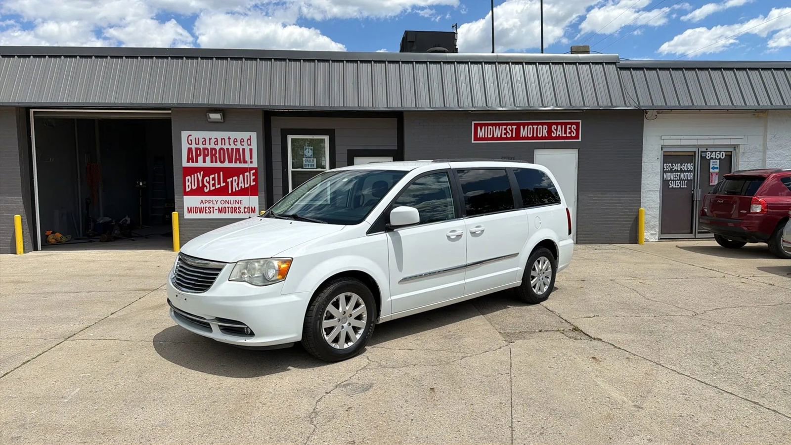 Used 2014 Chrysler Town & Country Touring FWD image 2