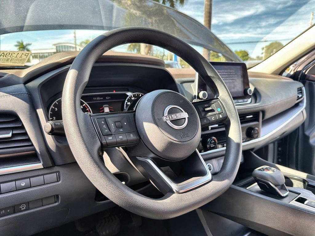 Used 2023 Nissan Rogue SV image 30