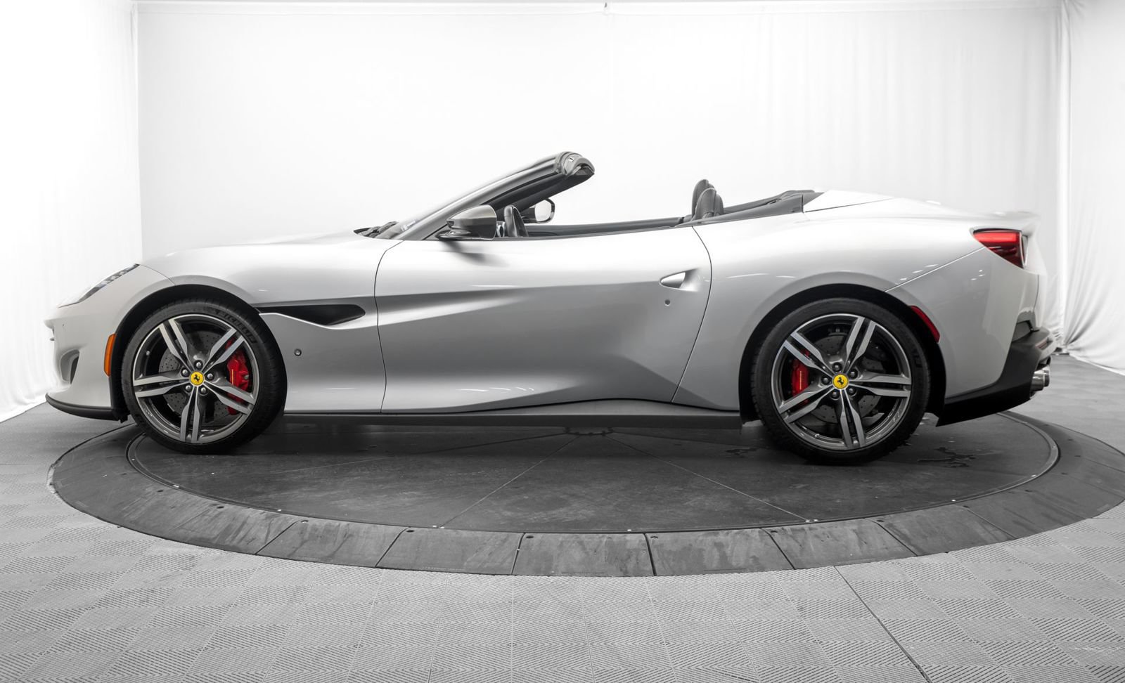 Used 2019 Ferrari Portofino RWD image 4