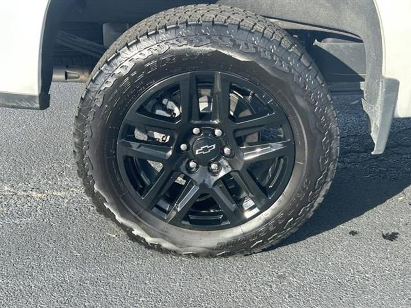 Used 2025 Chevrolet Silverado 1500 LT Trail Boss w/ Convenience Package II AWD/4WD image 35