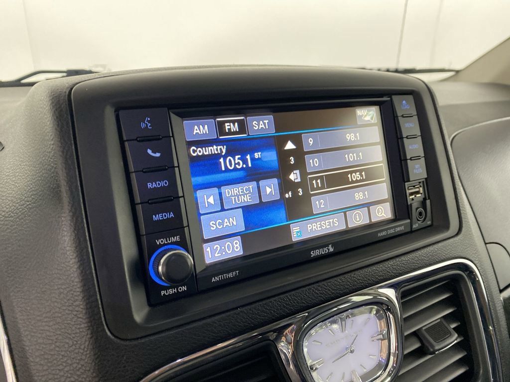 Used 2016 Chrysler Town & Country Touring w/ Driver Convenience Group image 16