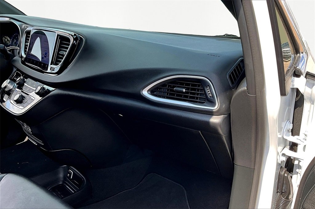 Used 2025 Chrysler Pacifica Select image 17