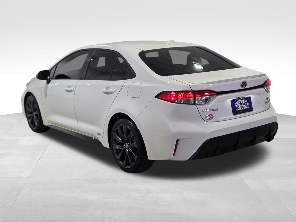 Used 2023 Toyota Corolla SE w/ SE Package image 18
