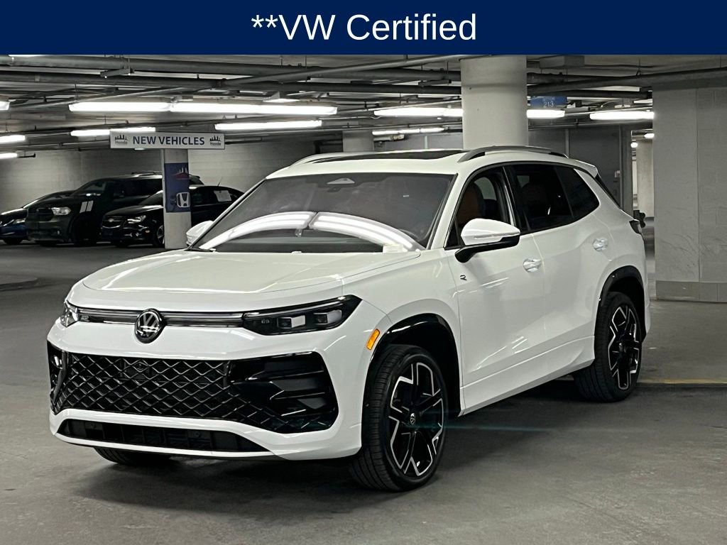 Certified 2025 Volkswagen Tiguan SEL R-Line image 3