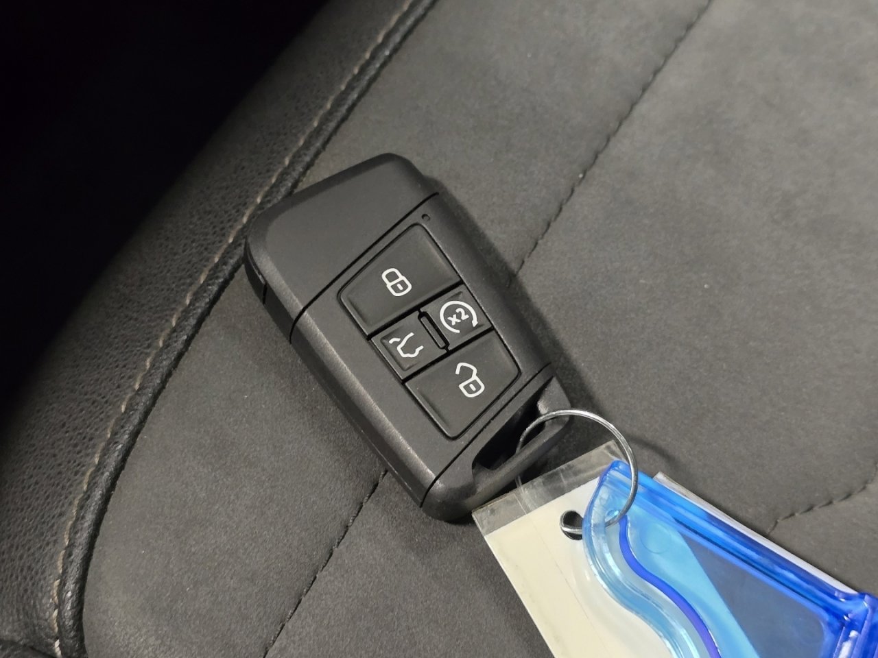 Used 2025 Volkswagen Taos SE image 31