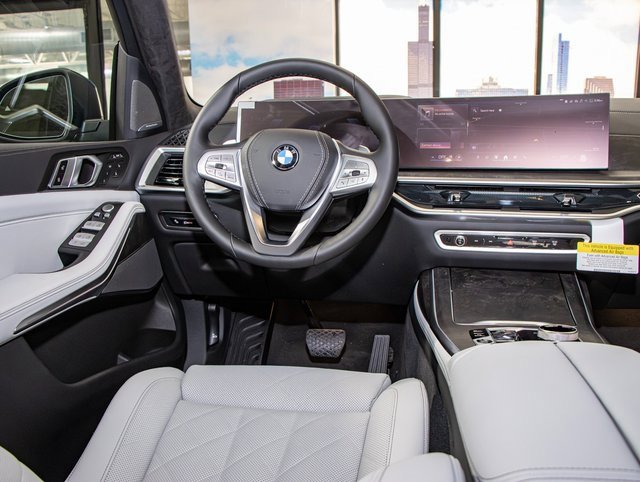 Used 2025 BMW X7 xDrive40i w/ Executive Package image 16